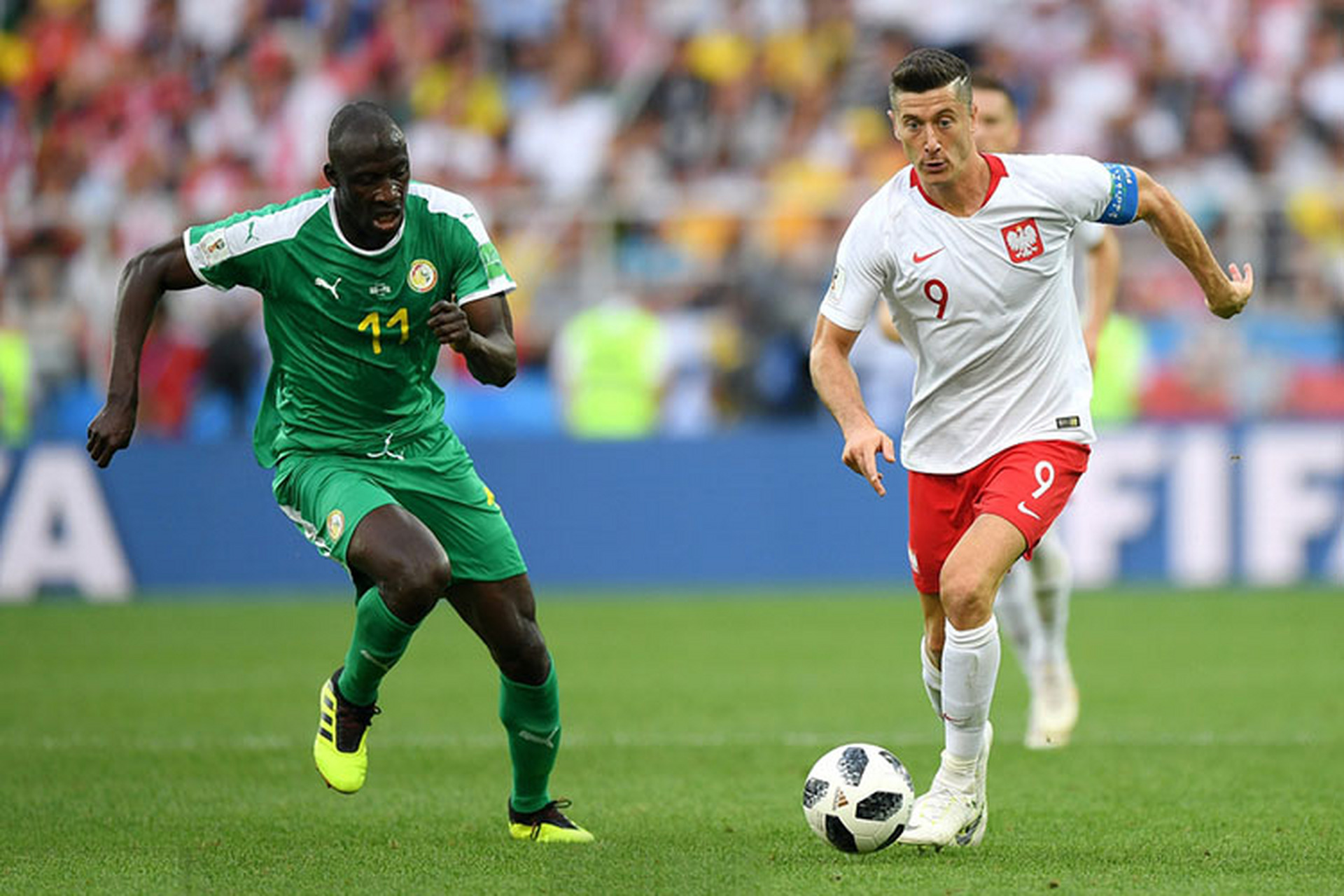 包含莱万多夫斯基回归赛场，关键助攻首场状态亮眼，C9观众沸腾！的词条